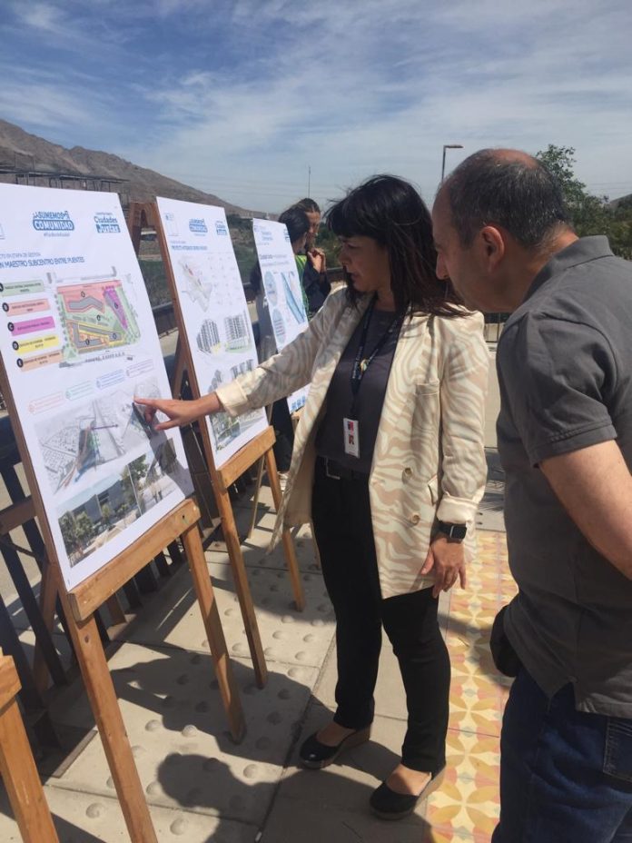 Foto Seremi Minvu explicando Plan Borde Kaukari