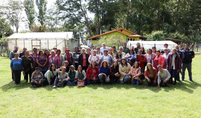 Directora Odepa con guardadoras de semillas