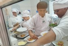 Estudiantes de Gastronomía de Santo Tomás Copiapó prepararon almuerzo comunitario en la hospedería del Hogar de Cristo