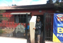 Municipio de Tierra Amarilla despeja y limpia ex biblioteca para la entrega a comodato a Banco Estado