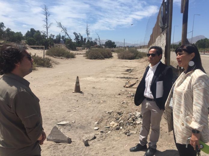 Seremi Minvu y Director Serviu en terrenos del borde Kaukari para proyectos habitacionales