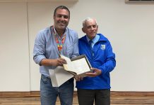 Profesor vallenarino devuelve libro que fue prestado hace casi medio siglo a un ex alumno