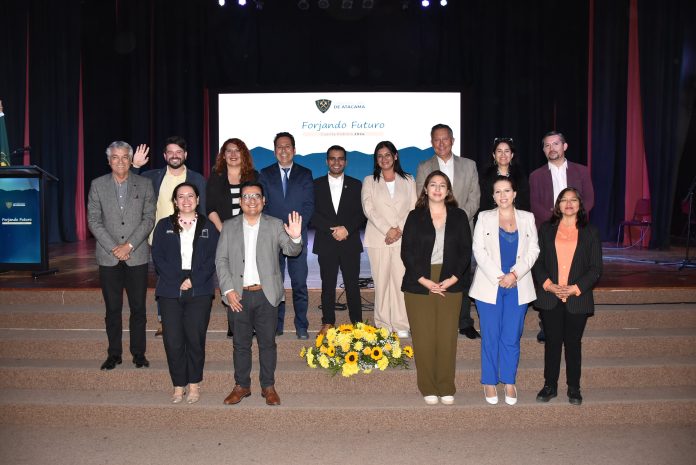 Rector junto a autoridades de gobierno