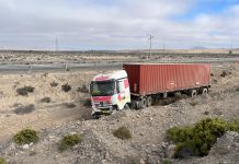 Tractocamión quien transportaba explosivos termino en un bandejon central de la ruta 5 norte