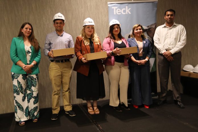 Seremi Noemí Salinas junto a participantes y ejecutivos De Teck