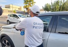 Largas filas para grabar patentes en vidrios a un día del plazo legal: alta demanda en puntos de grabado en Vallenar