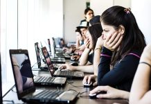 Innovador chat con IA orienta a jóvenes para rendir la PAES y postular a becas, créditos y gratuidad