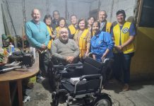Club de Leones entrega silla de ruedas eléctrica a vecino en situación de vulnerabilidad