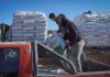 Crianceros de sector San Pedro reciben forraje para ganado en el marco del programa impulsado por Gobierno Regional e INDAP para el desarrollo del sector
