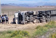 Camión volcó al norte de Vallenar