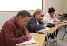 UDA y Seremi de Salud Atacama impulsan taller de inglés para fortalecer la salud mental en personas mayores
