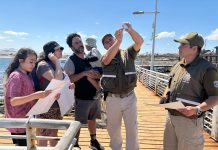 Carabineros enseña a reconocer billetes falsificados en balnearios de Caldera