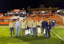 Codelco Salvador reconoció a electricistas destacados durante partido entre Cobresal y la UC