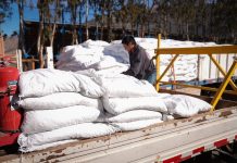 Gobierno Regional de Atacama e INDAP entregan 1.200 sacos de alfalfa a crianceras y crianceros de Tierra Amarilla