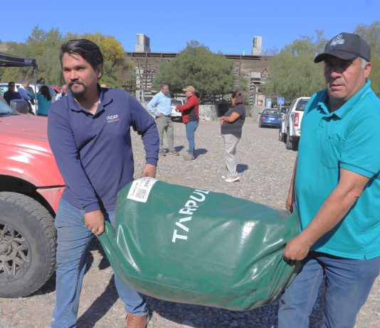 INDAP entrega estanques móviles por emergencia agrícola a crianceros de Vallenar