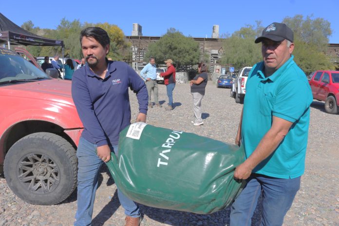 INDAP entrega estanques móviles por emergencia agrícola a crianceros de Vallenar