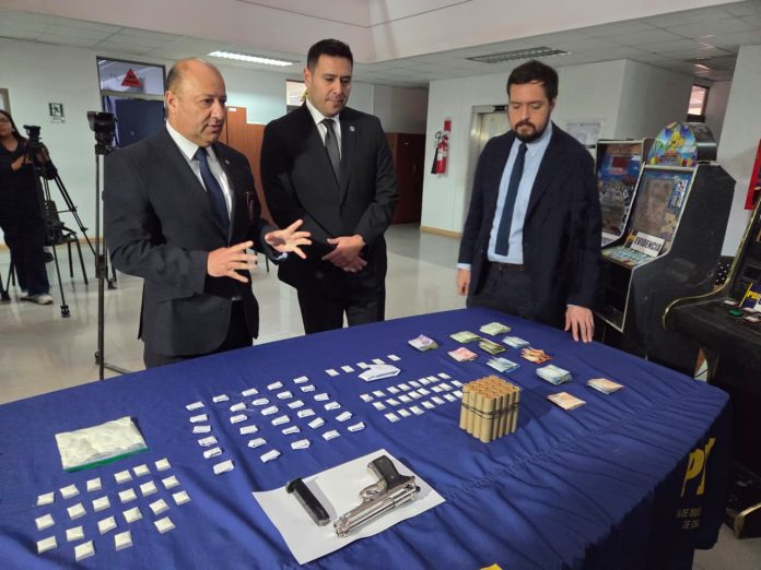 OPERATIVO MT-0 EN TIERRA AMARILLA: 5 DETENIDOS, 1500 DOSIS DE DROGA INCAUTADAS Y EL CIERRE DE UN CASINO ILEGAL