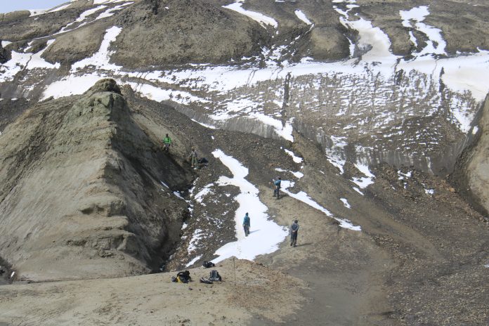 Equipo de Investigadores colectan microfósiles en la Antartica