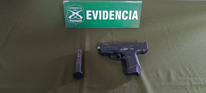 Huasco: Carabineros detiene a hombre que intentó evadir fiscalización y arrojó arma adaptada durante persecución