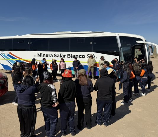 Minera Salar Blanco y CORPROA impulsan colaboración para acercar el Desierto Florido a estudiantes de Copiapó