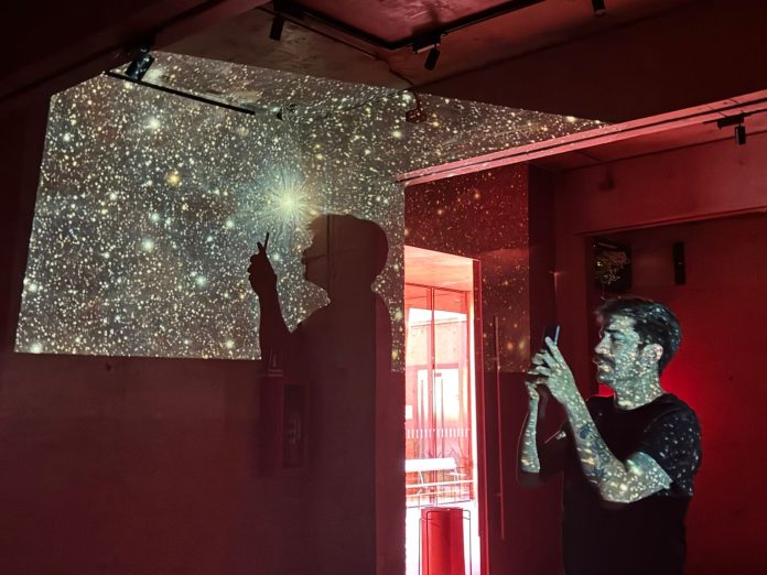 ARTISTA ATACAMEÑA PRESENTA EXPERIENCIA INMERSIVA QUE CONECTA EL FIRMAMENTO CON LA MEMORIA DEL DESIERTO
