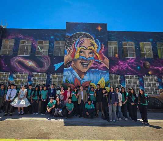 Comunidad educativa de escuela básica de El Palomar y Gobierno Regional Atacama inauguran gigantesco mural participativo