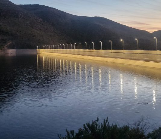 Embalse Santa Juana alcanza su máxima capacidad y genera interés entre visitantes sobre su rebalse