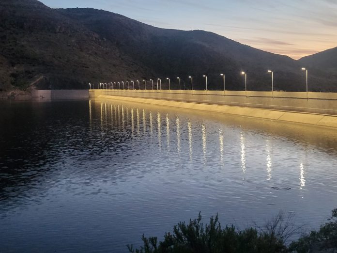 Embalse Santa Juana alcanza su máxima capacidad y genera interés entre visitantes sobre su rebalse